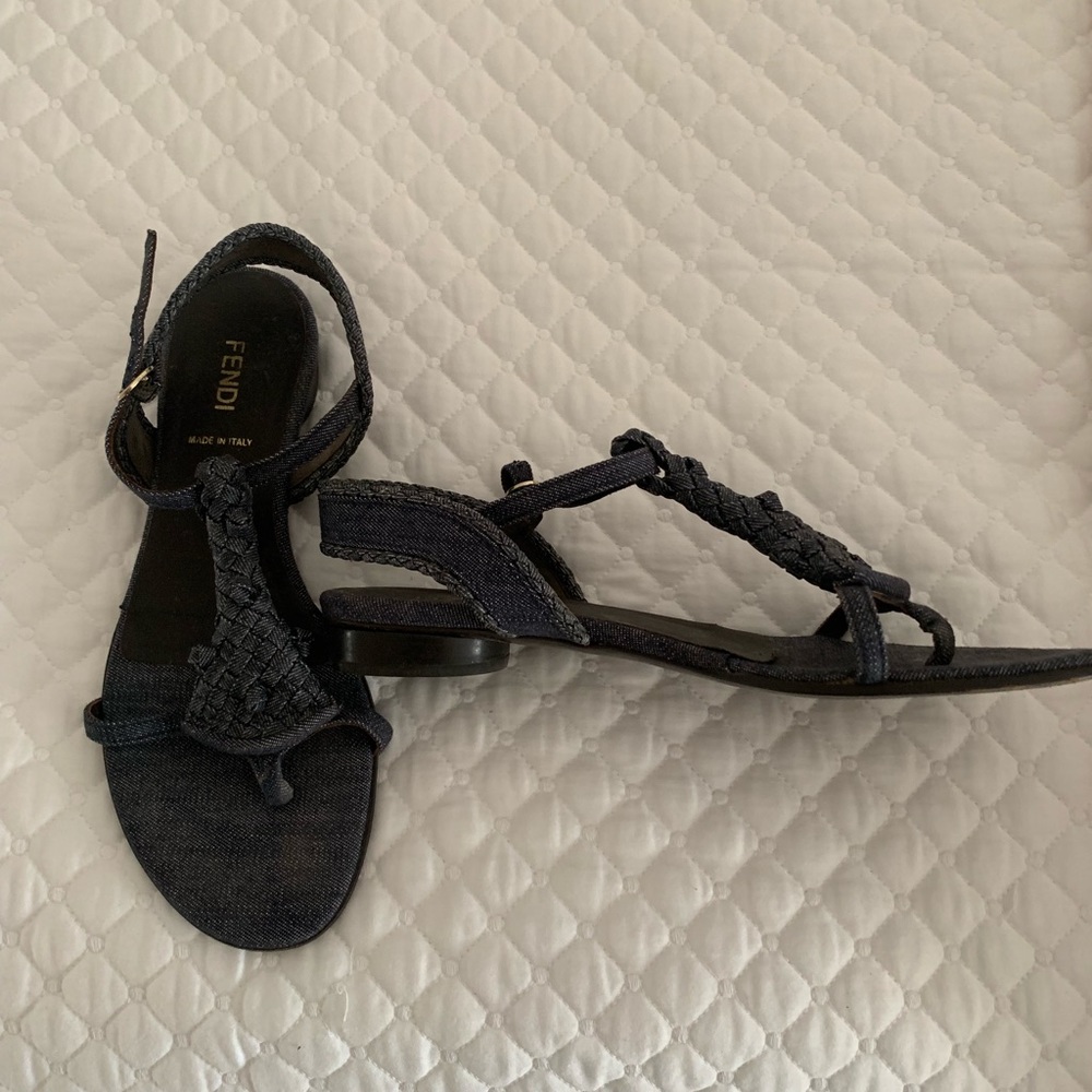 Fendi T strap sandal size 37 tops like new navy